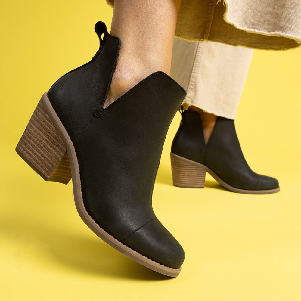 Toms Everly Black Leather Ankle Boots Booties with V-Cut Design size 10